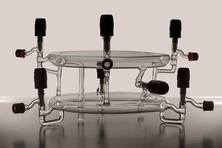 Central air-flow manifold, custom scientific glassware by Vanouse and Tracy Drier. 2023. Photo: Solon Morse.