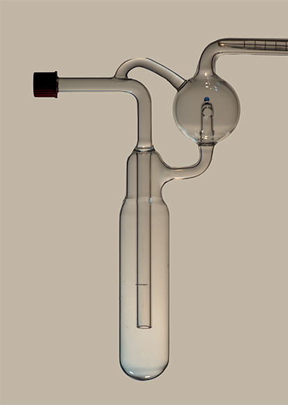  U-trap flow filter custom scientific glassware by Vanouse and Tracy Drier. 2023. This device relies on positive air pressure to create a liquid/saliva barrier between inside and outside of the system. Photo: Solon Morse.